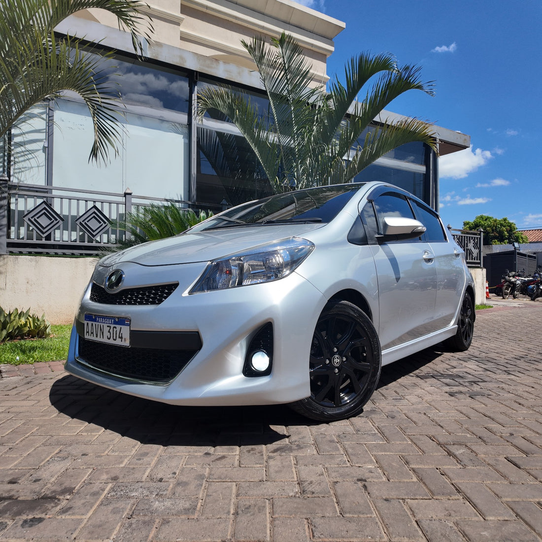 TOYOTA VITZ 2016