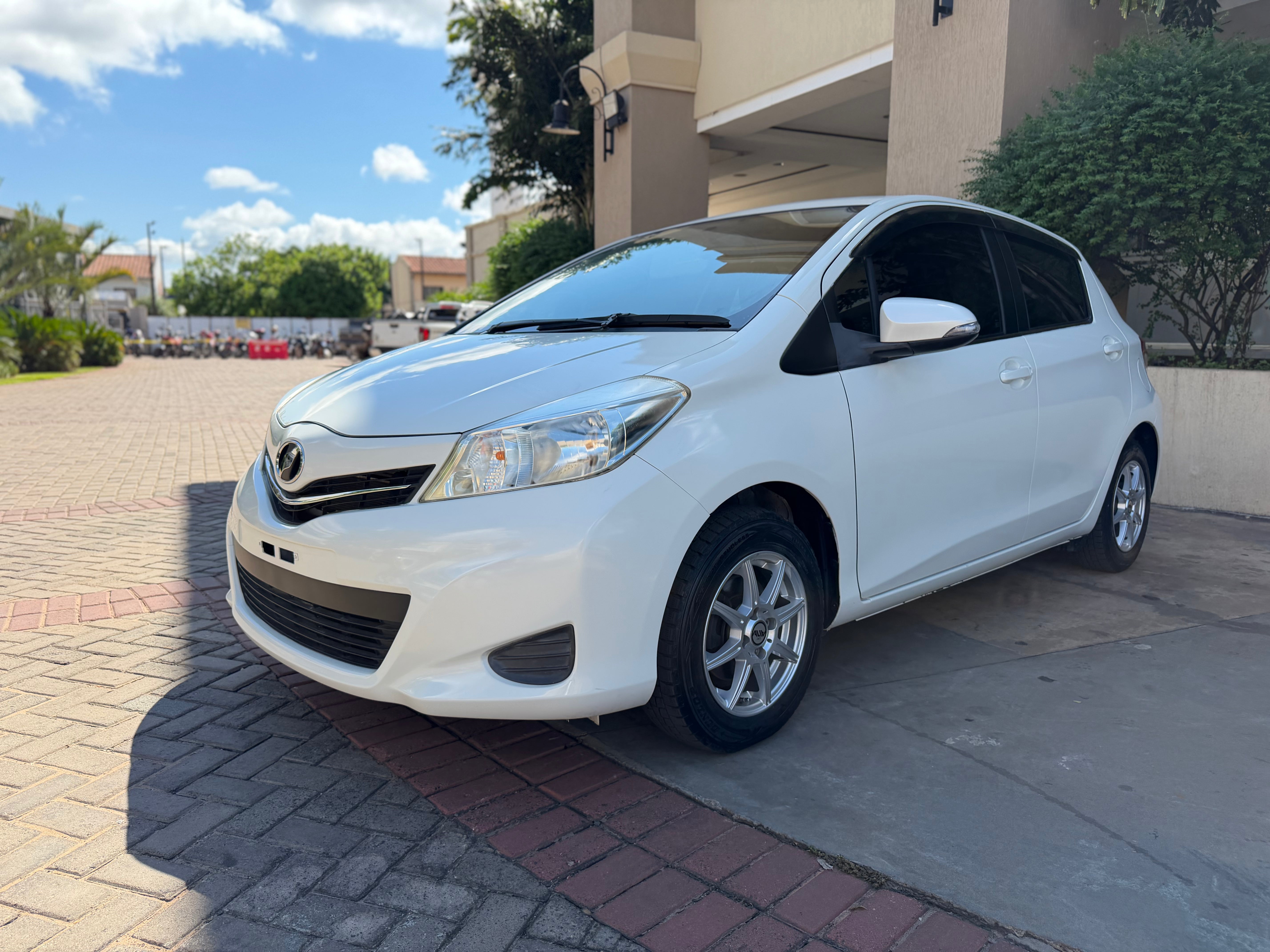 TOYOTA VITZ 2011