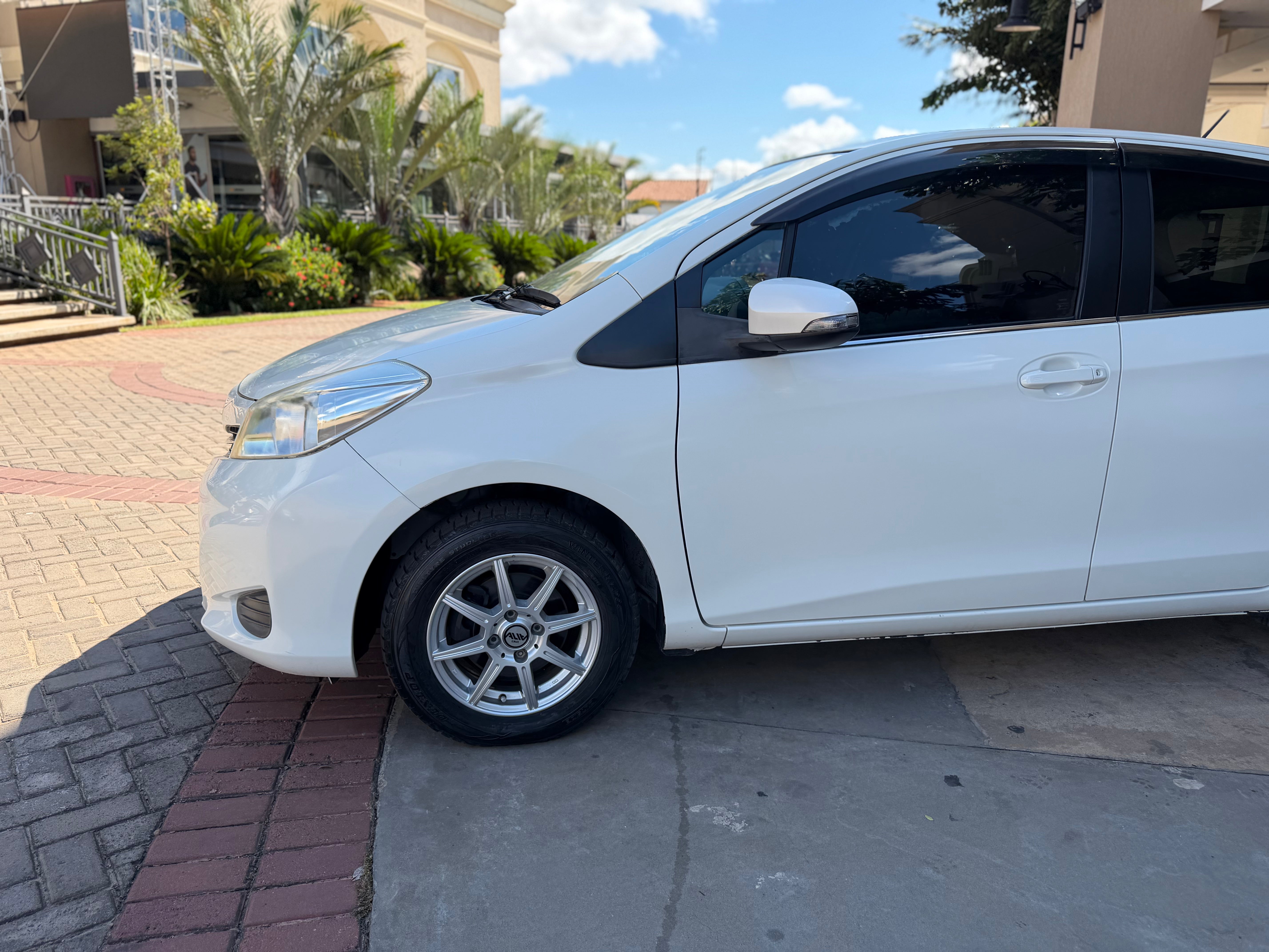 TOYOTA VITZ 2011