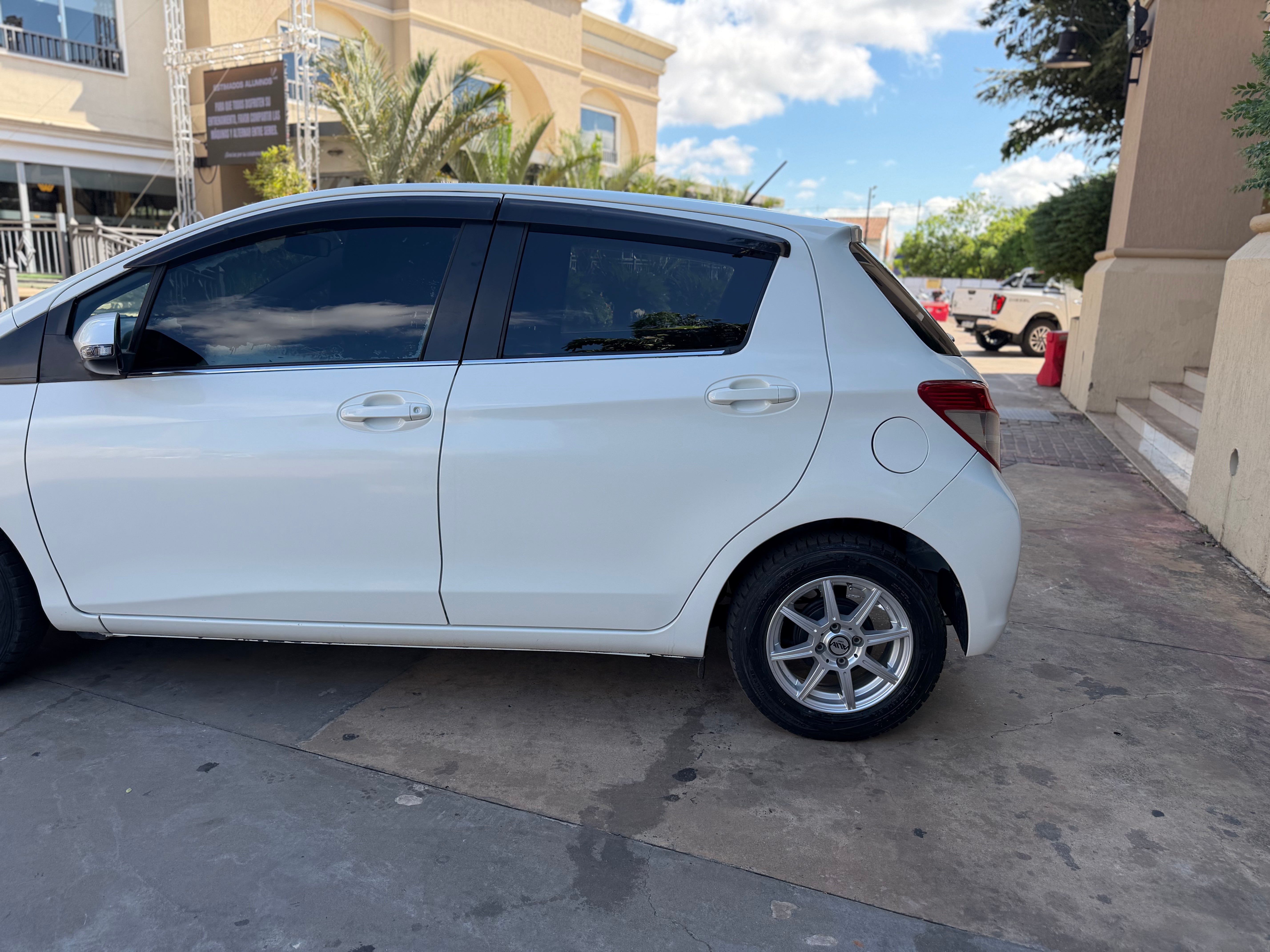 TOYOTA VITZ 2011