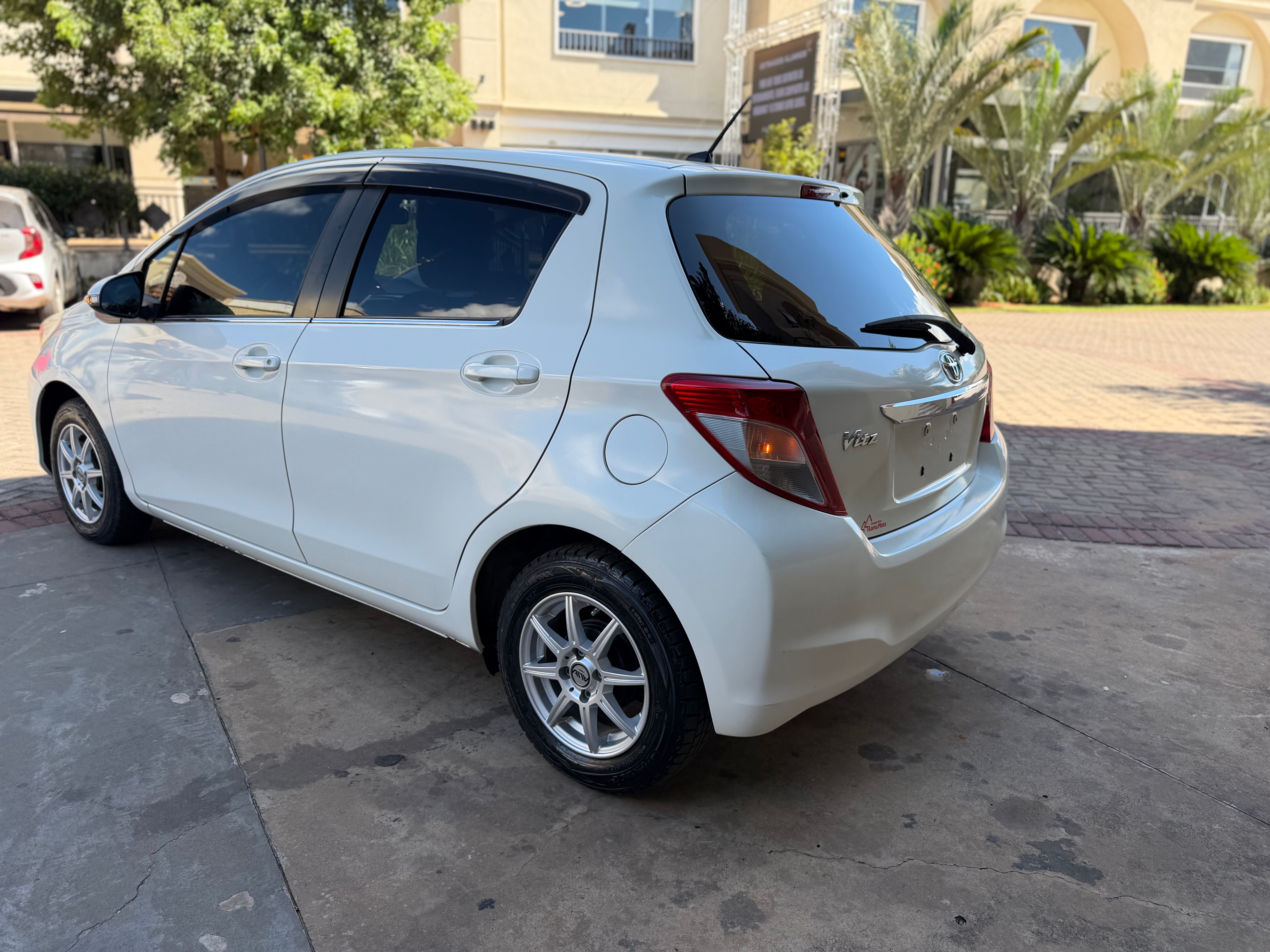 TOYOTA VITZ 2011