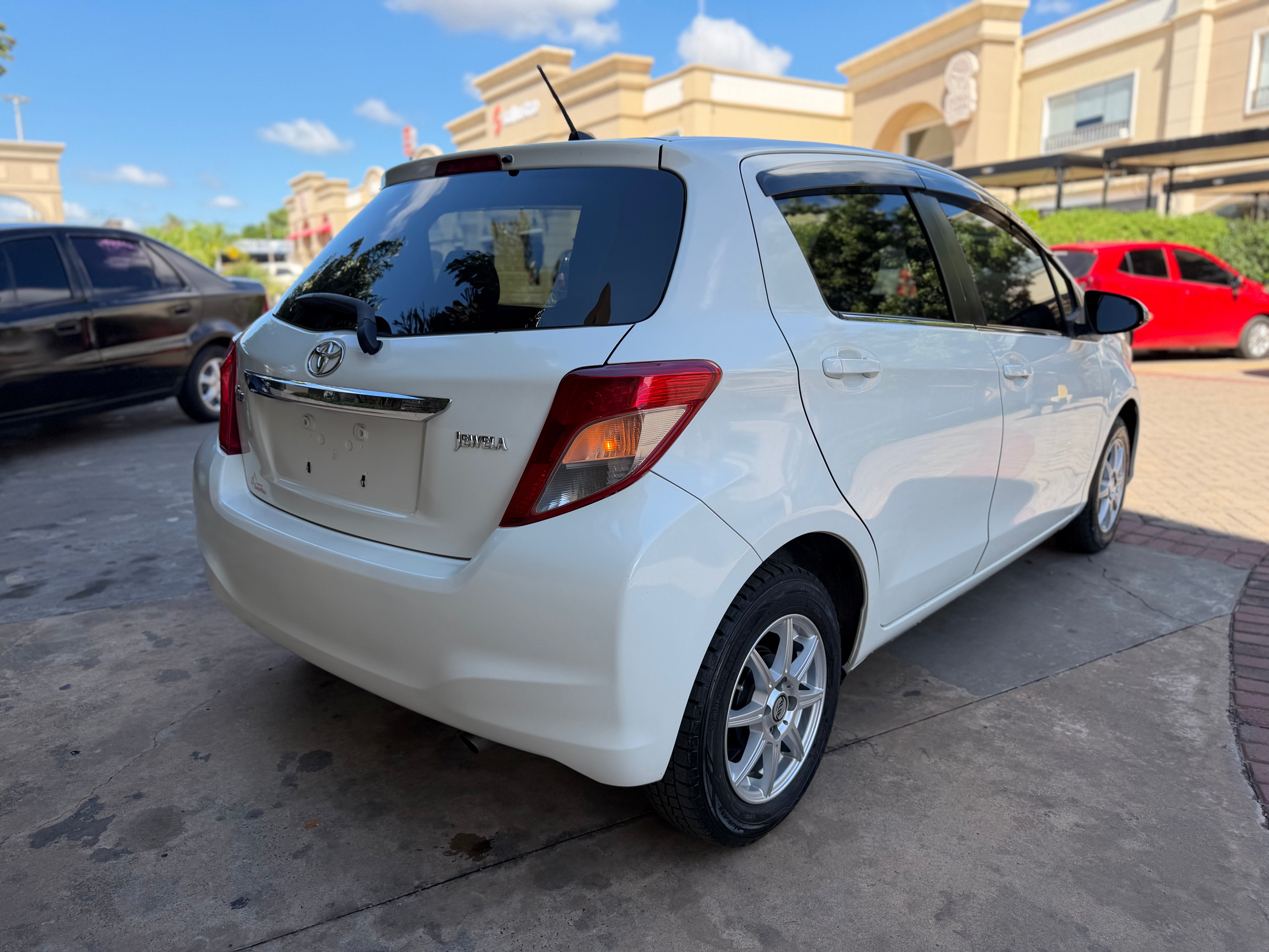 TOYOTA VITZ 2011