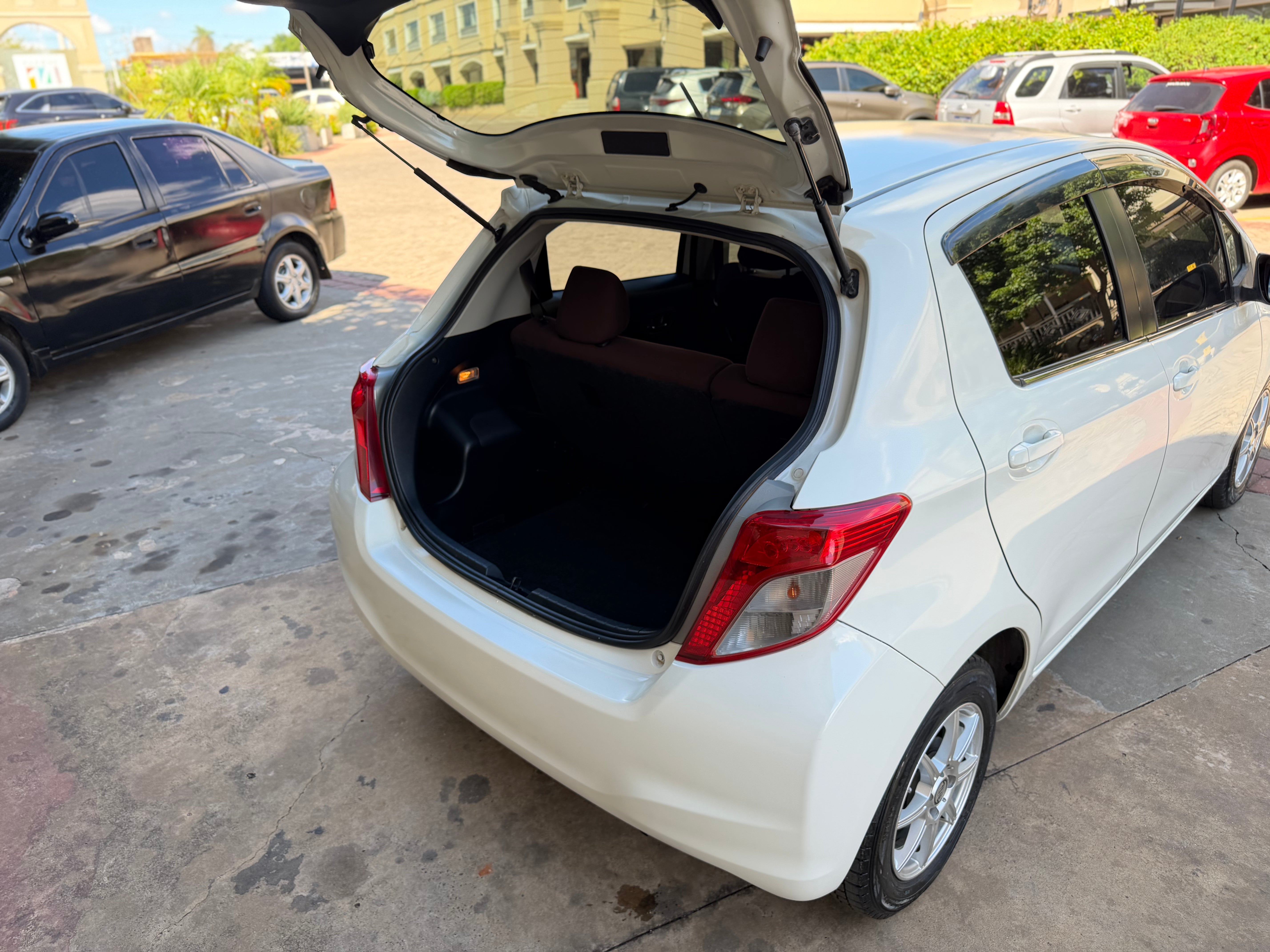TOYOTA VITZ 2011