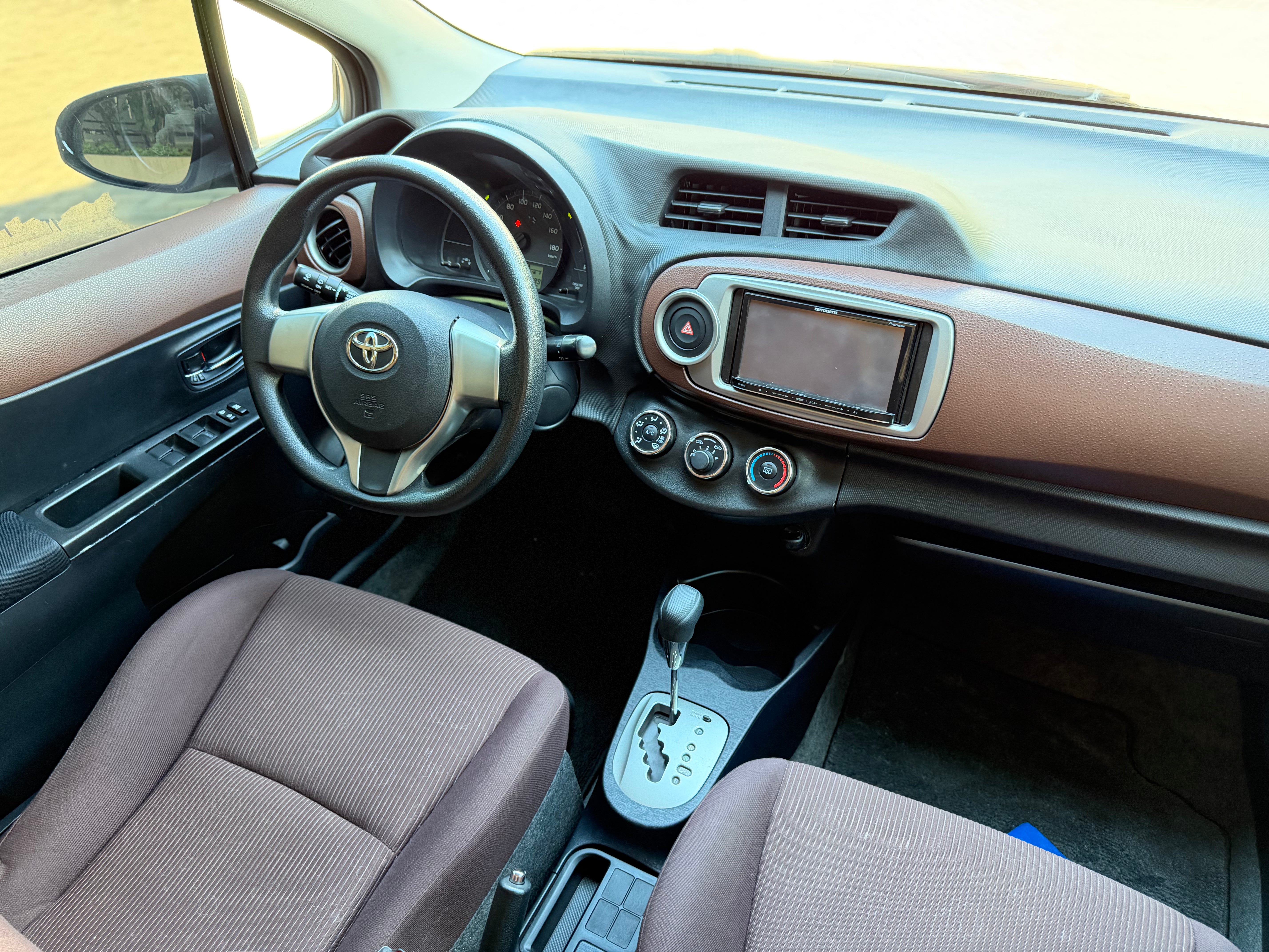 TOYOTA VITZ 2011