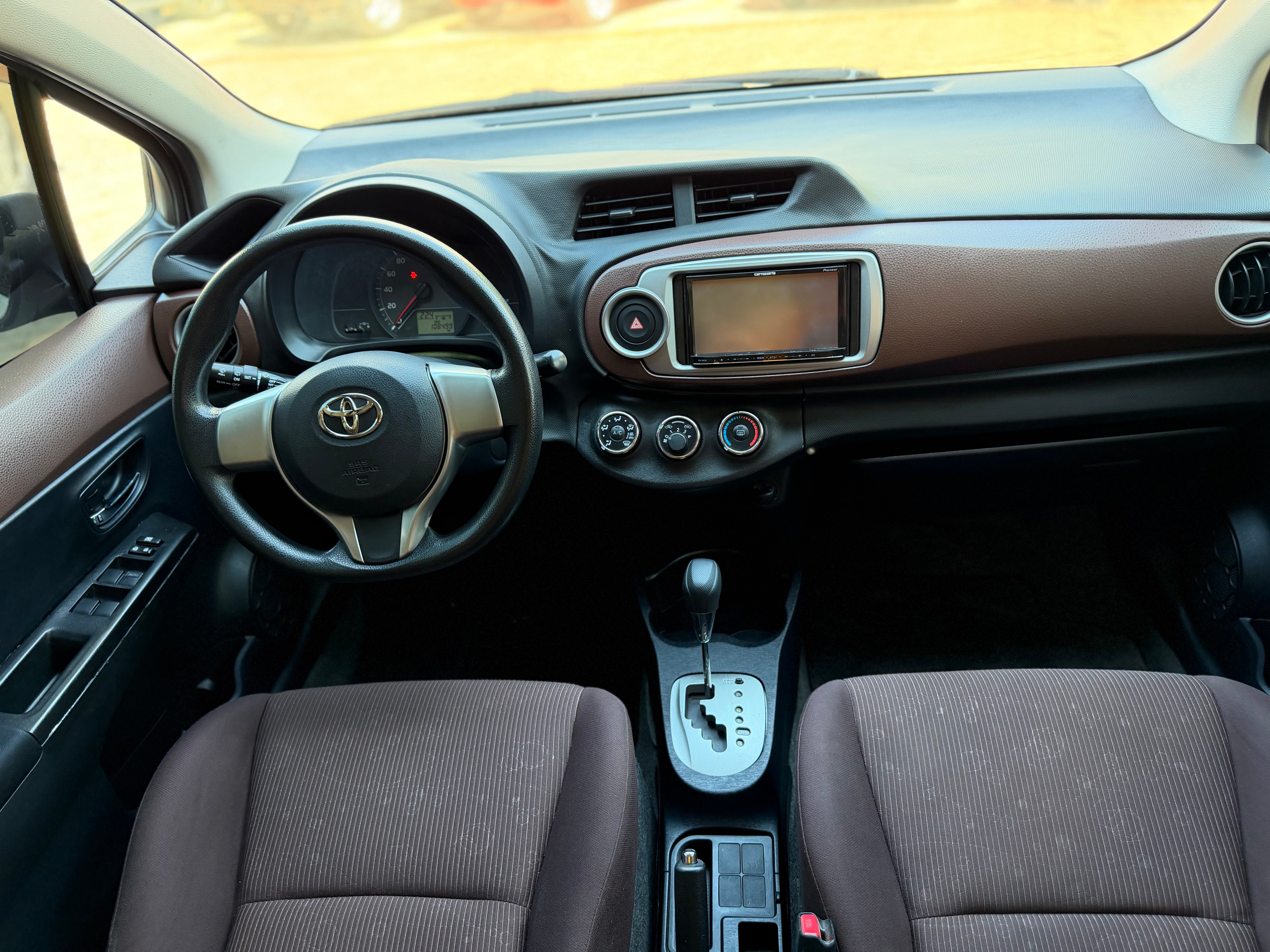 TOYOTA VITZ 2011