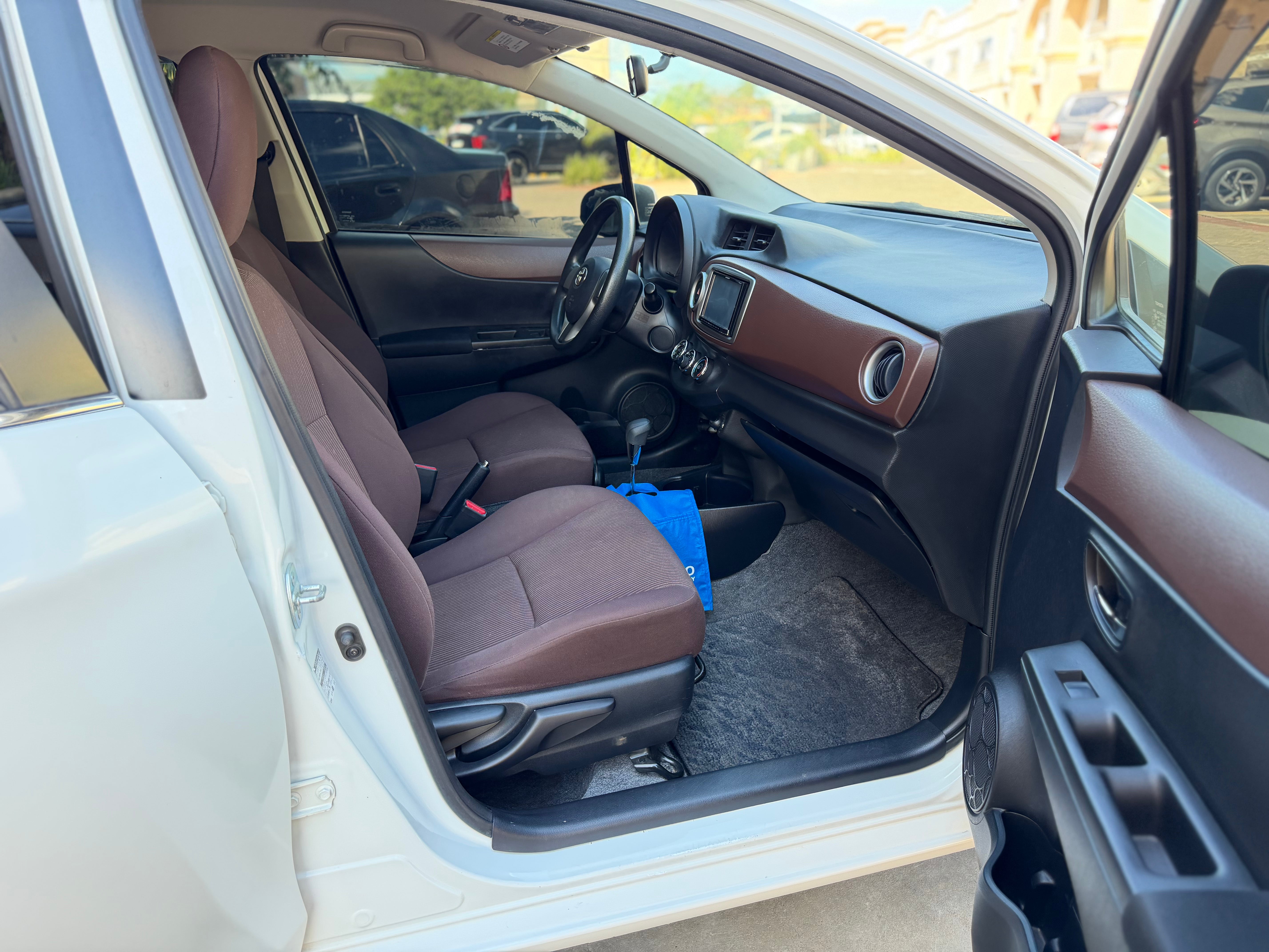 TOYOTA VITZ 2011
