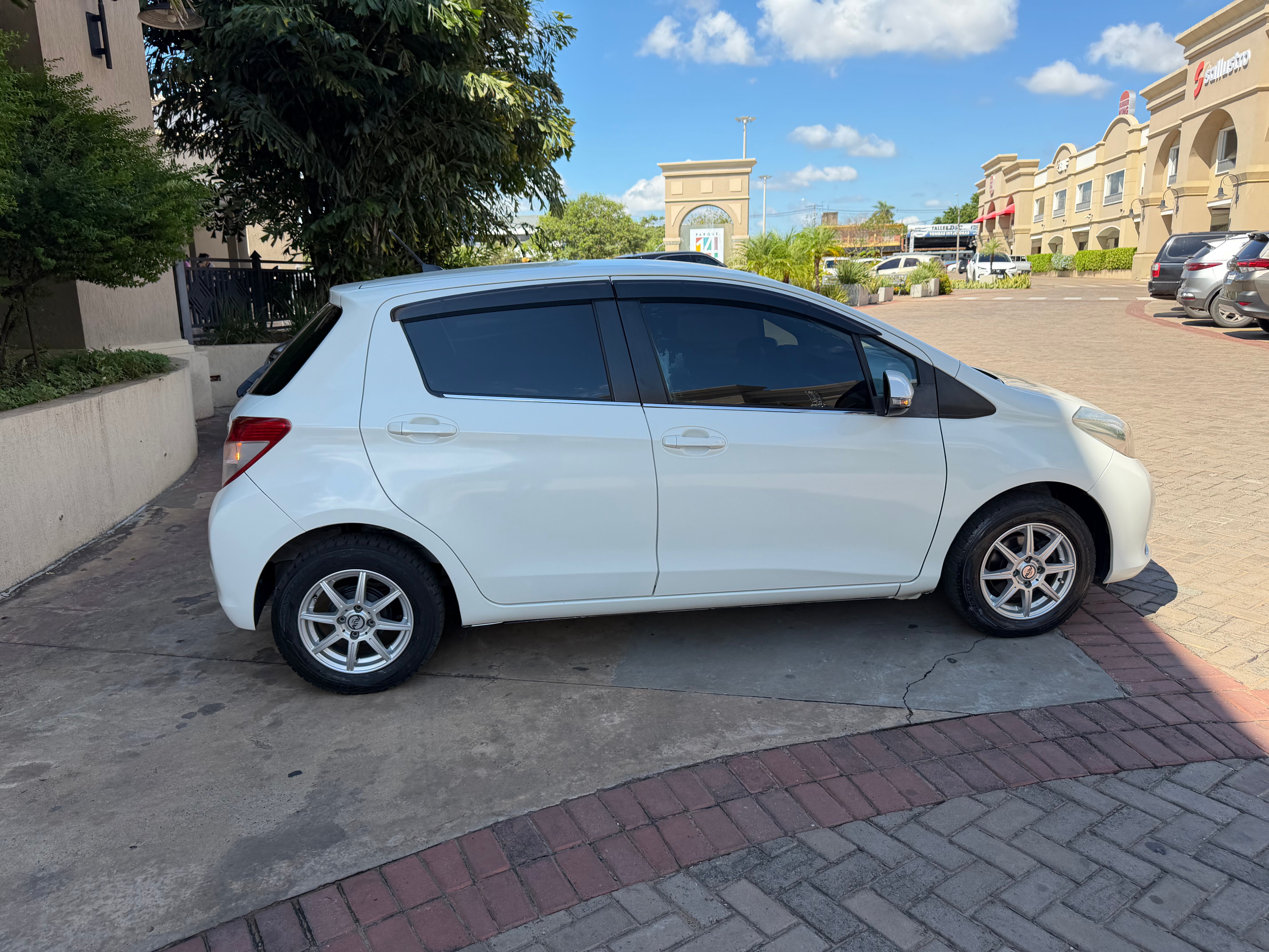 TOYOTA VITZ 2011
