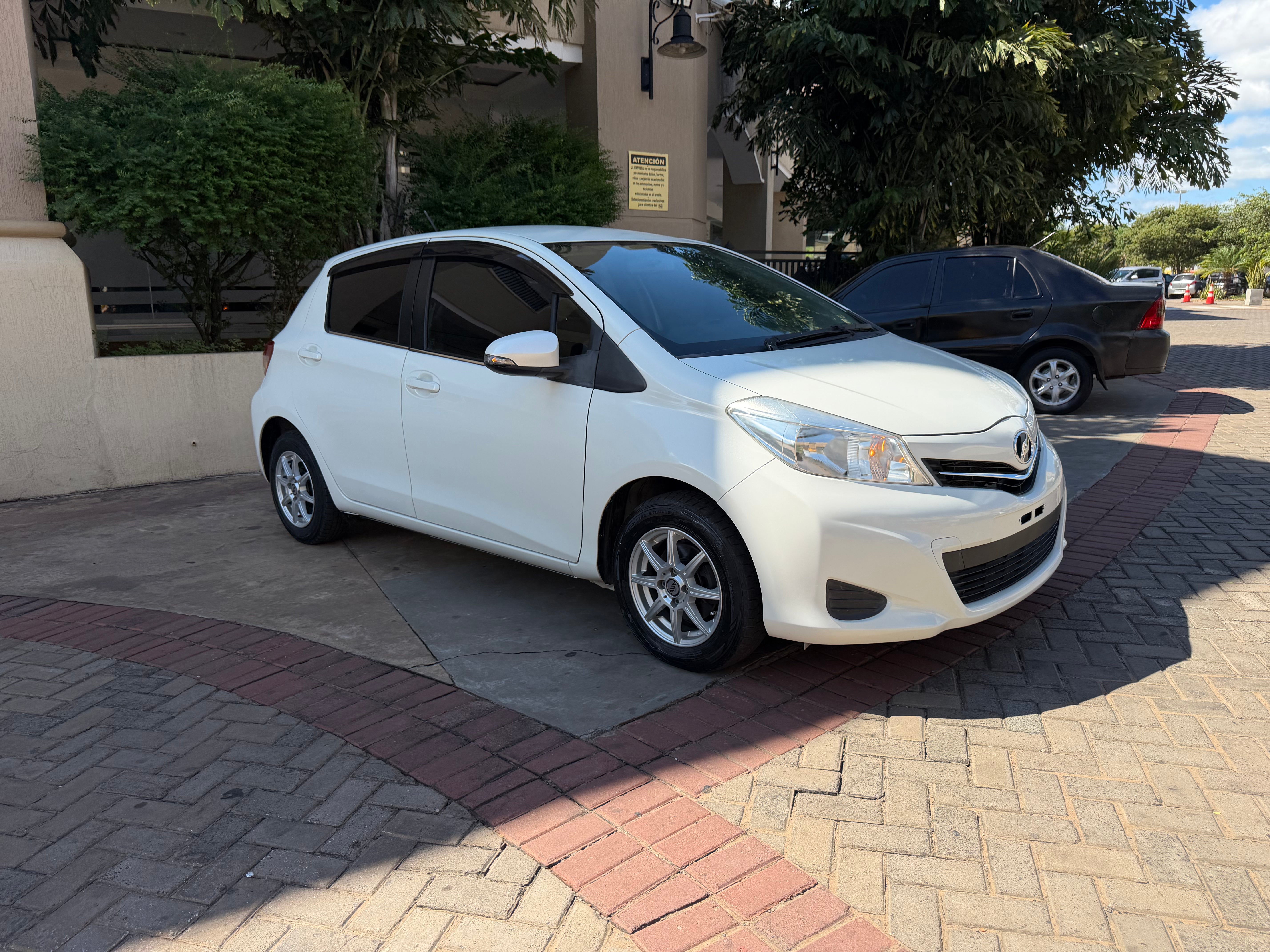 TOYOTA VITZ 2011