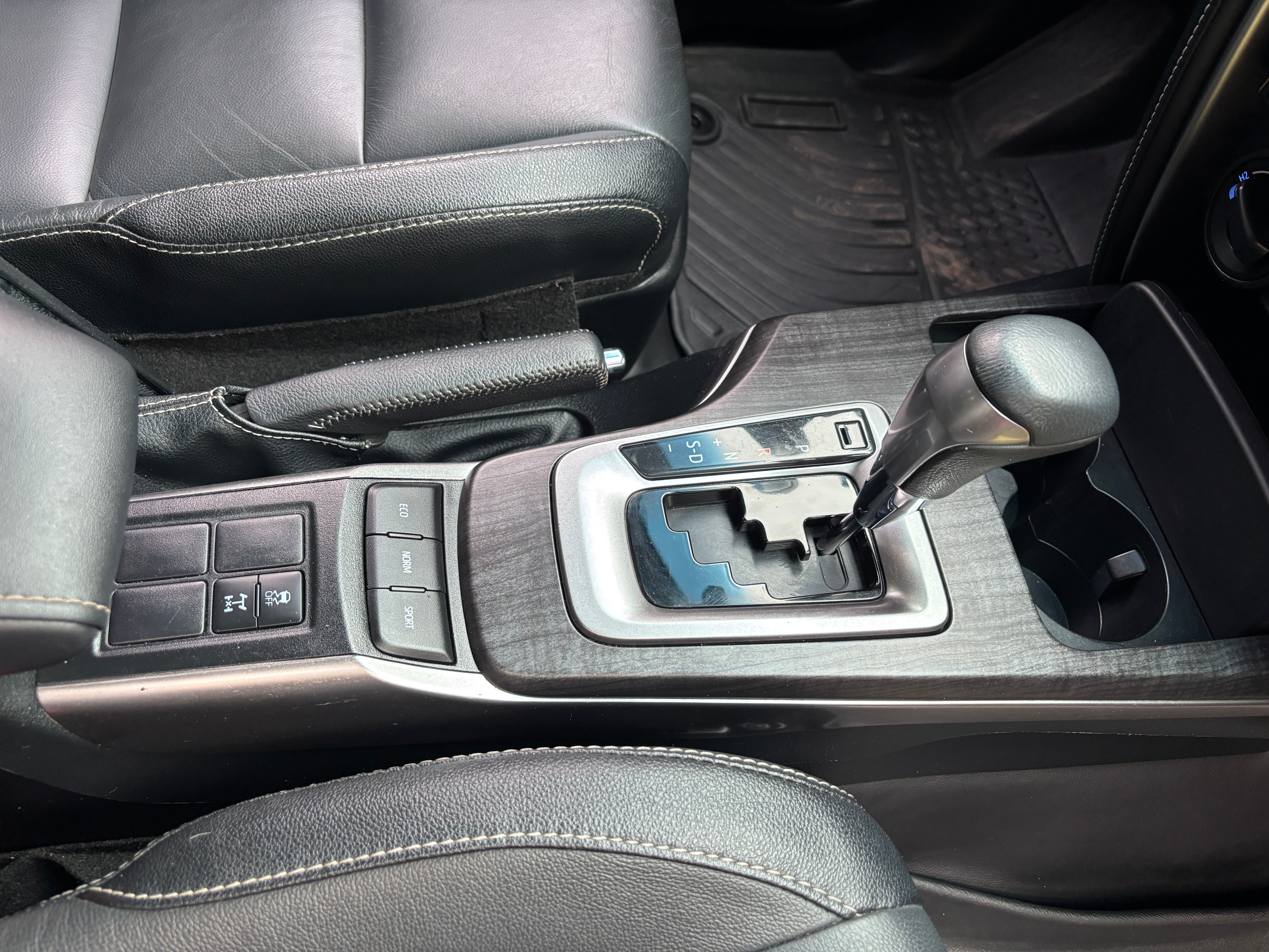 TOYOTA FORTUNER 2023 SRV