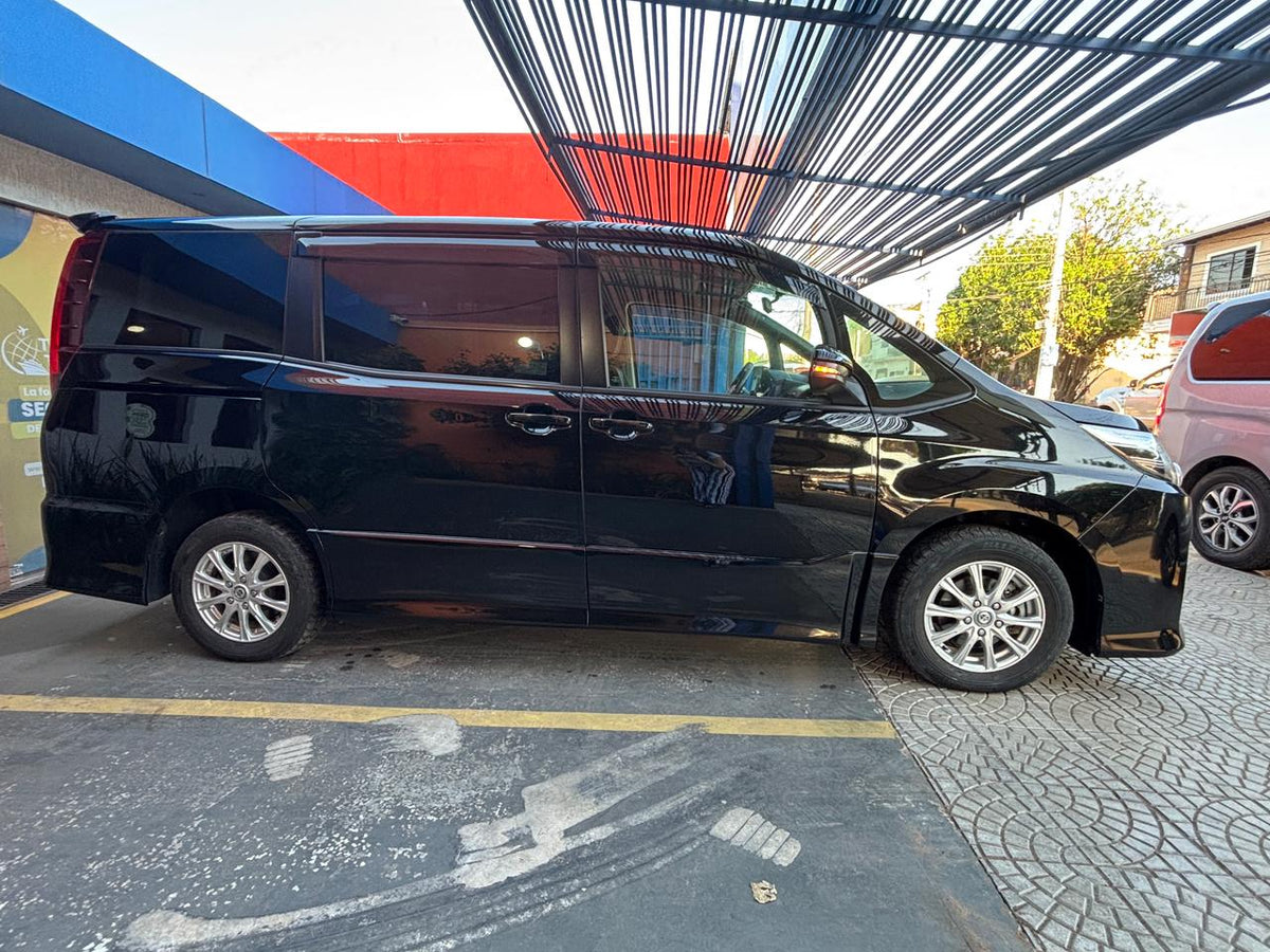 TOYOTA NOAH 2017