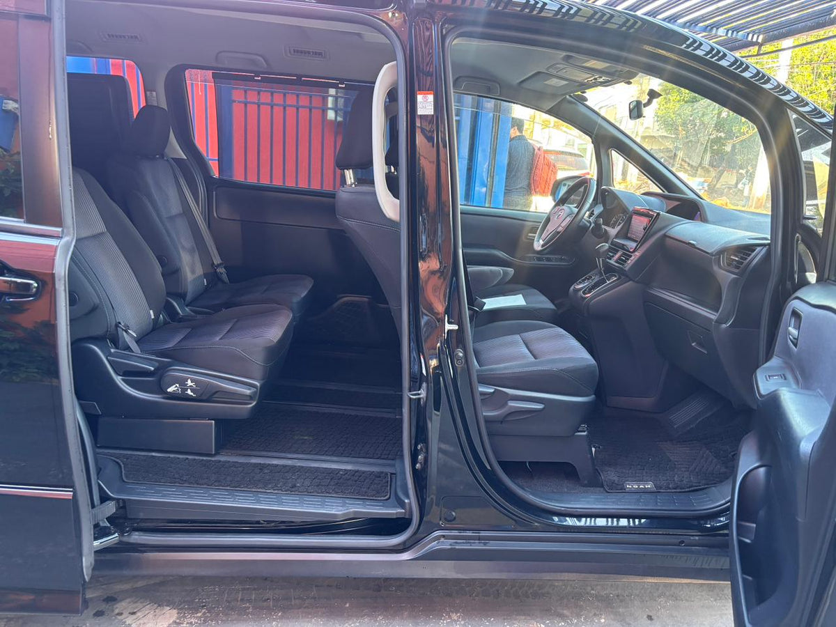 TOYOTA NOAH 2017