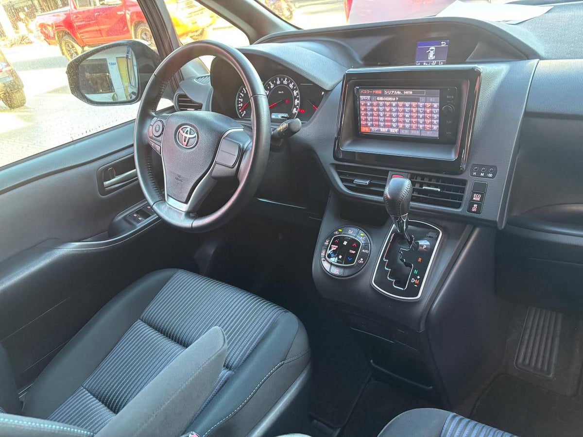 TOYOTA NOAH 2017