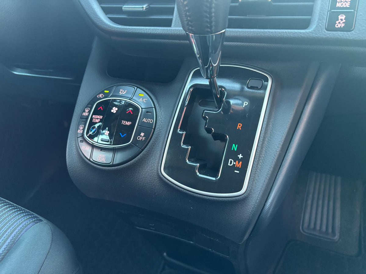 TOYOTA NOAH 2017