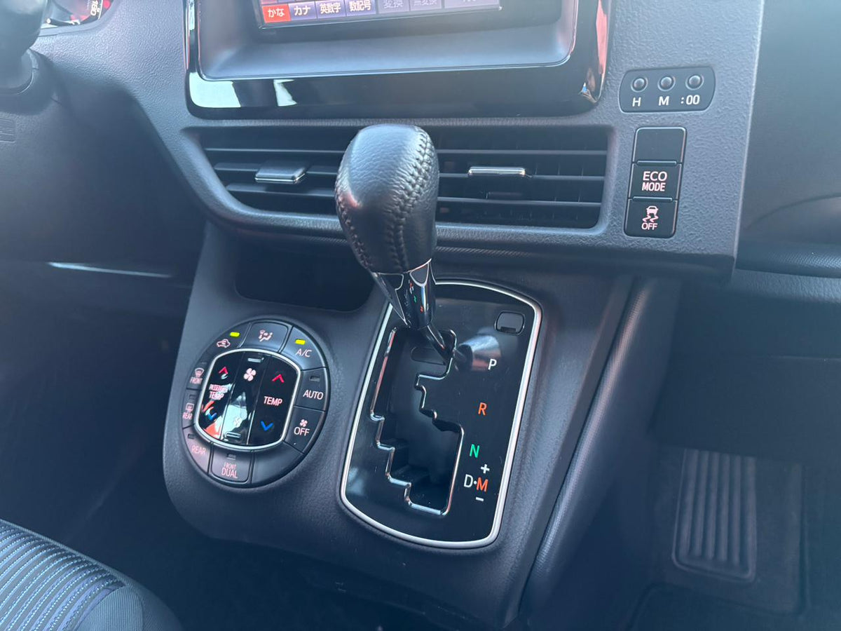 TOYOTA NOAH 2017