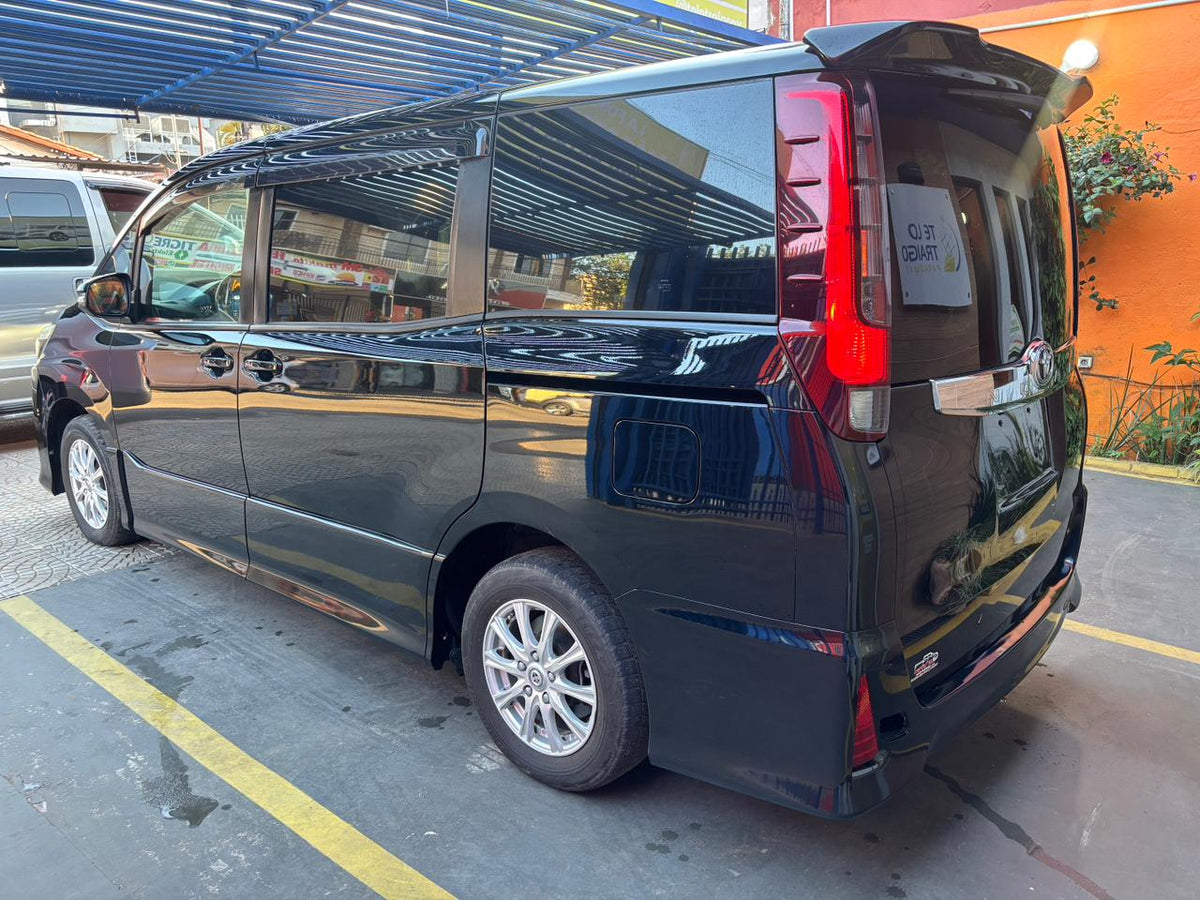 TOYOTA NOAH 2017