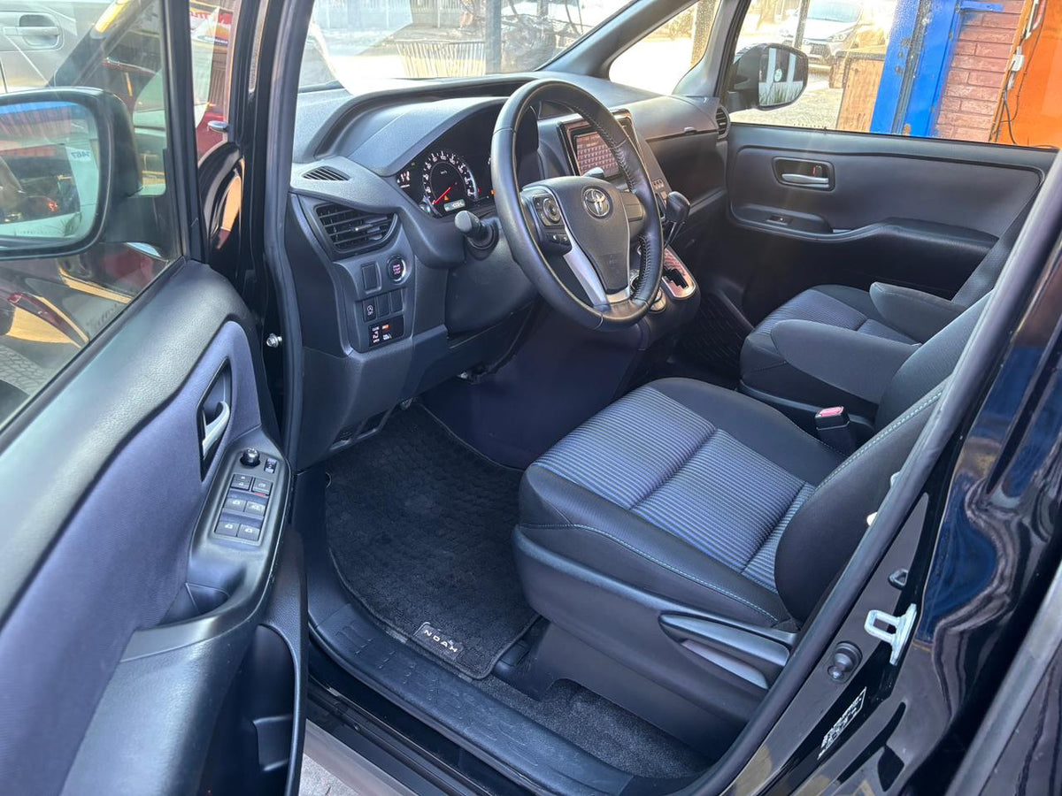 TOYOTA NOAH 2017