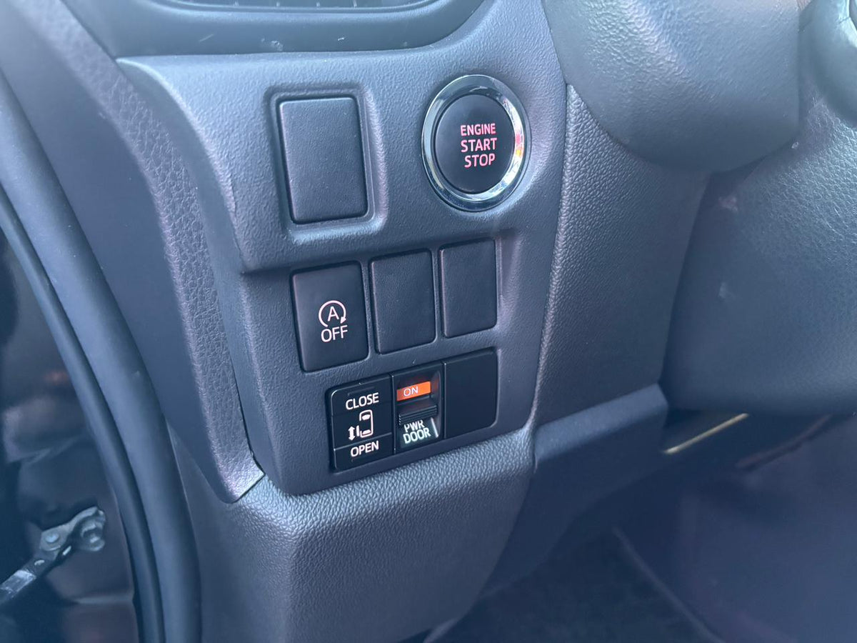TOYOTA NOAH 2017